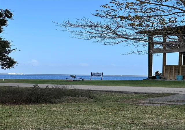 4th image of 2 Shoreacres Cir, La Porte, TX 77571 | MLS# 51858007