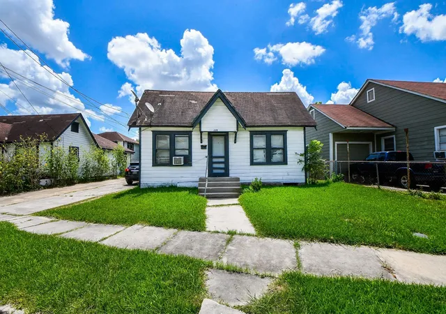 Photo 3 of Sale Pending at 4508 Schroeder St, Houston, TX 77011 | MLS# 24039458 | Listing updated on 2026-09-15