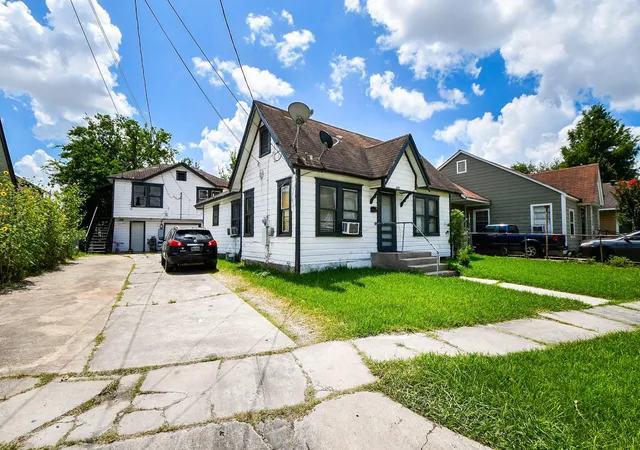 Photo 3 of Sale Pending at 4508 Schroeder St, Houston, TX 77011 | MLS# 24039458 | Listing updated on 2026-09-15