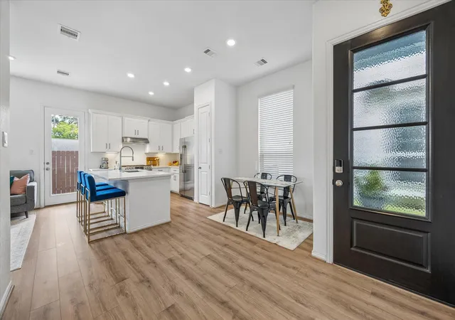 5th image of 5013 Lehman Oaks Dr, Houston, TX 77018 | MLS# 88975349
