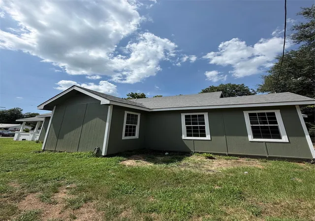 Photo 3 of Single family home for sale at 606 Sanford St, Marshall, TX 75670 | MLS# 44169816 | Listing updated on 2026-08-05