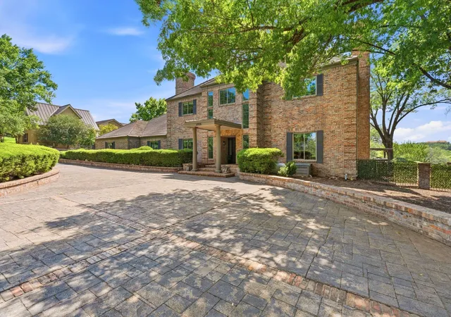 Photo 3 of Single family home for sale at 27030 Masters Pkwy, Spicewood, TX 78669 | MLS# 78032706 | Listing updated on 2026-09-01