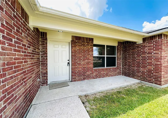 Photo 3 of Sale Pending at 16232 Sun View Ln, Conroe, TX 77302 | MLS# 7903554 | Listing updated on 2026-09-06
