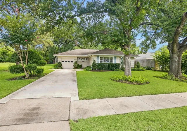 Photo 1 of Single family home for sale at 4712 Glenmont St, Bellaire, TX 77401 | MLS# 17099155 | Listing updated on 2026-08-30