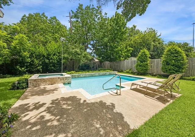 Photo 3 of Single family home for sale at 4712 Glenmont St, Bellaire, TX 77401 | MLS# 17099155 | Listing updated on 2026-08-30