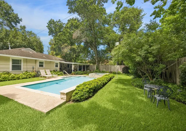 Photo 3 of Single family home for sale at 4712 Glenmont St, Bellaire, TX 77401 | MLS# 17099155 | Listing updated on 2026-08-30