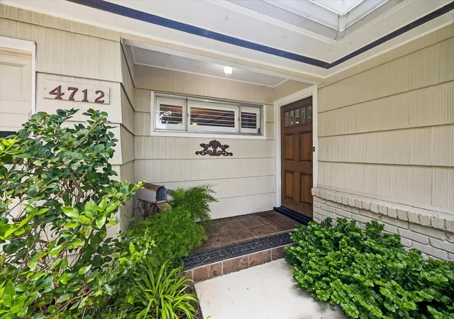 Photo 4 of Single family home for sale at 4712 Glenmont St, Bellaire, TX 77401 | MLS# 17099155 | Listing updated on 2026-08-30