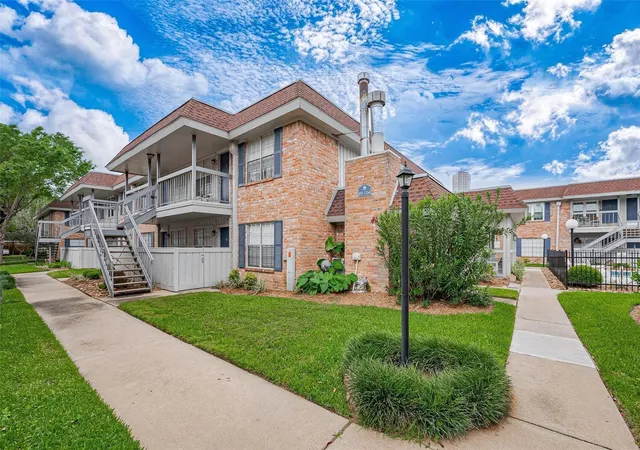 Photo 2 of Condo for sale at 2350 Bering Dr #94, Houston, TX 77057 | MLS# 35603445 | Listing updated on 2026-04-05