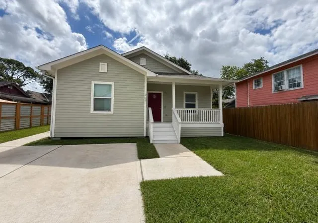 Photo 1 of Single family home for sale at 205 De Koven St, Houston, TX 77011 | MLS# 7443639 | Listing updated on 2026-07-27