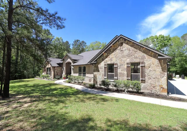 Photo 2 of Single family home for sale at 121 Red Hawk Rd, Huntsville, TX 77340 | MLS# 70467034 | Listing updated on 2026-09-10