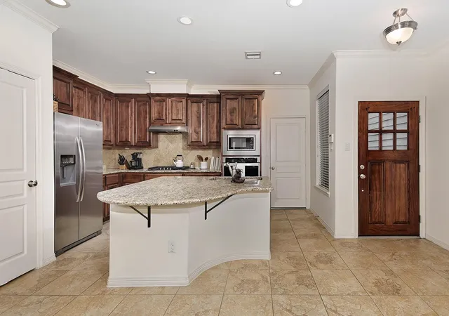 Photo 3 of Single family home for sale at 1046 W 26th Street, Houston, TX 77008 | MLS# 6612526 | Listing updated on 2026-09-10