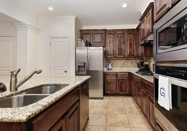 Photo 4 of Single family home for sale at 1046 W 26th Street, Houston, TX 77008 | MLS# 6612526 | Listing updated on 2026-09-10