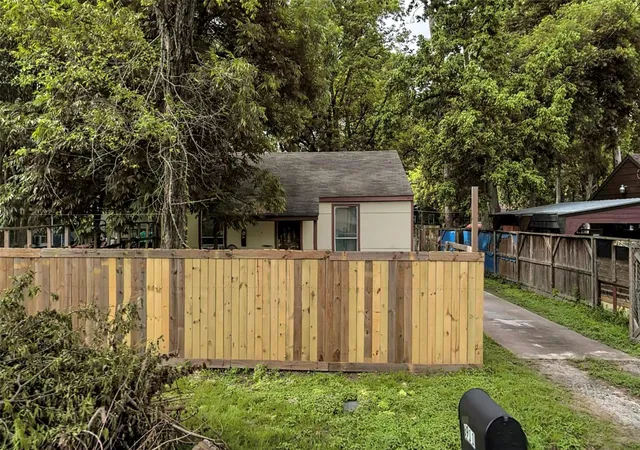 Photo 3 of Single family home for sale at 6911 Finch St, Houston, TX 77028 | MLS# 1033019 | Listing updated on 2026-02-05