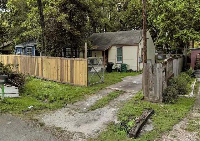 Photo 4 of Single family home for sale at 6911 Finch St, Houston, TX 77028 | MLS# 1033019 | Listing updated on 2026-02-05