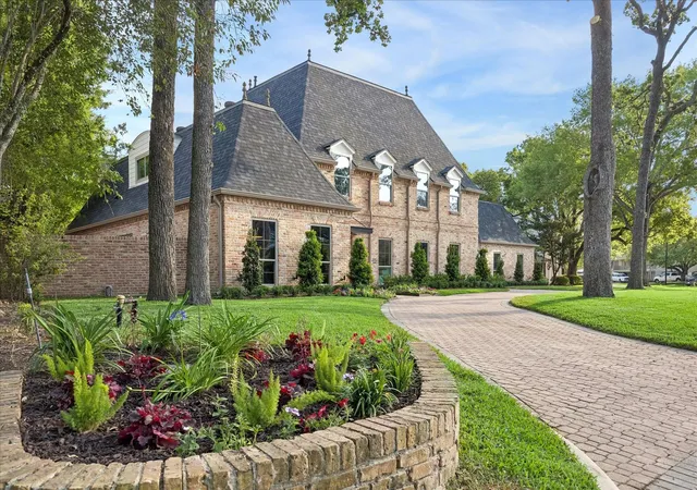 Photo 2 of Sale Pending at 620 Stoneleigh Dr, Houston, TX 77079 | MLS# 36020433 | Listing updated on 2026-09-16