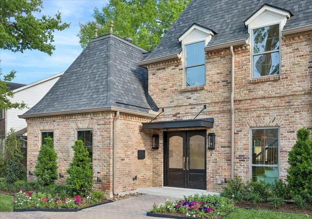 Photo 3 of Sale Pending at 620 Stoneleigh Dr, Houston, TX 77079 | MLS# 36020433 | Listing updated on 2026-09-16