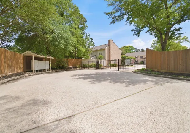 2nd image of 2030 Plantation Dr #E4, Conroe, TX 77301 | MLS# 19262874