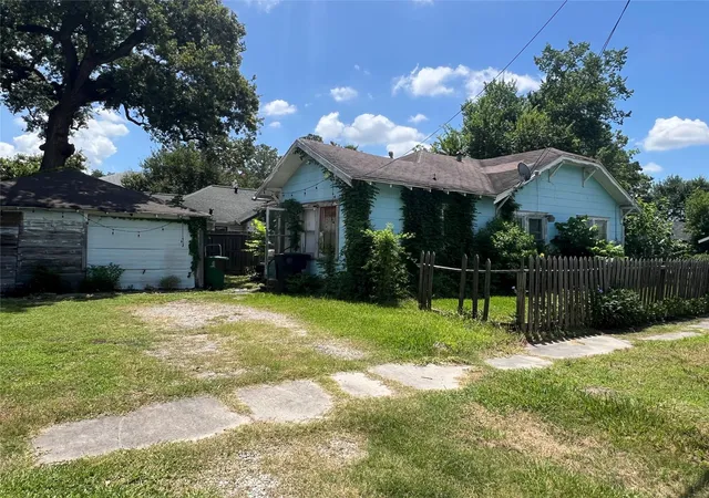 2nd image of 701 E 11th 1/2 St, Houston, TX 77008 | MLS# 78359781