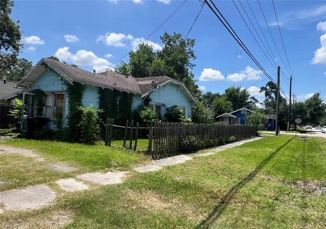 3rd image of 701 E 11th 1/2 St, Houston, TX 77008 | MLS# 78359781