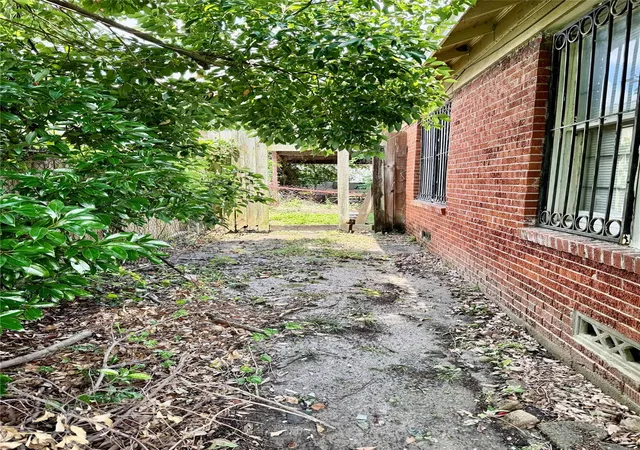 2nd image of 105 Dresden St, Houston, TX 77012 | MLS# 12012834