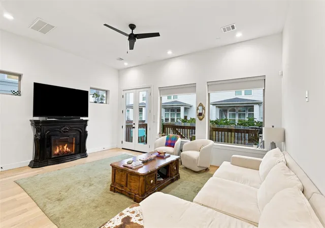 Photo 2 of Single family home for sale at 5828 Kiam St, Houston, TX 77007 | MLS# 58614946 | Listing updated on 2026-09-17