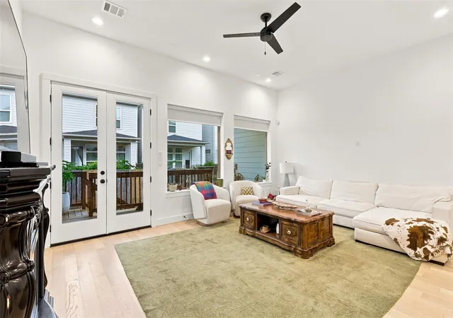 Photo 3 of Single family home for sale at 5828 Kiam St, Houston, TX 77007 | MLS# 58614946 | Listing updated on 2026-09-17