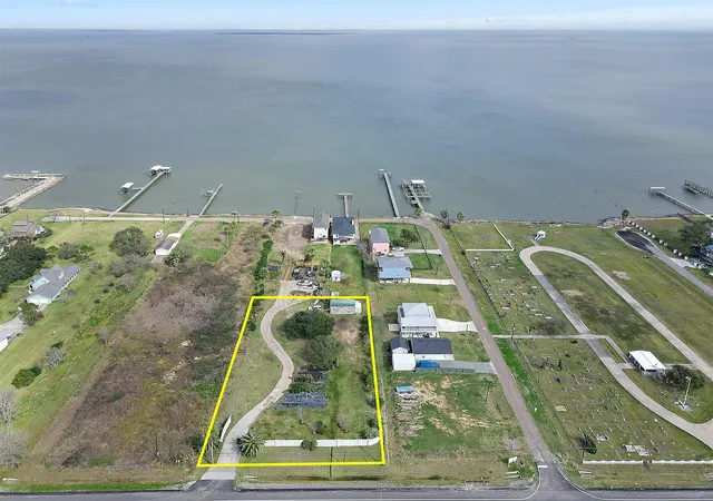 1st image of 2222 E Bayshore Dr, Dickinson, TX 77539 | MLS# 26386369