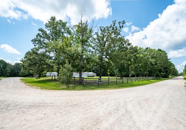 Photo 1 of Single family home for sale at 400 Coway Rd, Livingston, TX 77351 | MLS# 9408617 | Listing updated on 2026-08-23