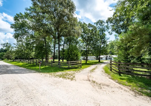 Photo 2 of Single family home for sale at 400 Coway Rd, Livingston, TX 77351 | MLS# 9408617 | Listing updated on 2026-08-23