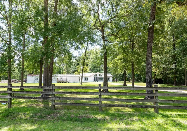 Photo 3 of Single family home for sale at 400 Coway Rd, Livingston, TX 77351 | MLS# 9408617 | Listing updated on 2026-08-23