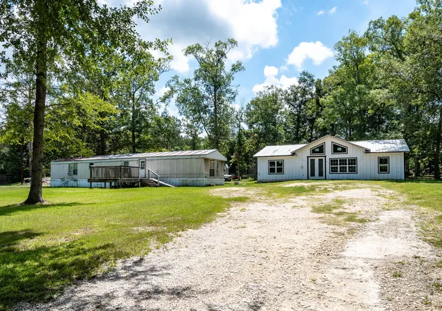 Photo 4 of Single family home for sale at 400 Coway Rd, Livingston, TX 77351 | MLS# 9408617 | Listing updated on 2026-08-23
