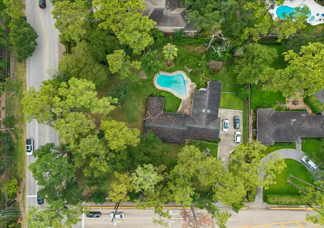 16th image of 711 Echo Ln, Houston, TX 77024 | MLS# 74842411