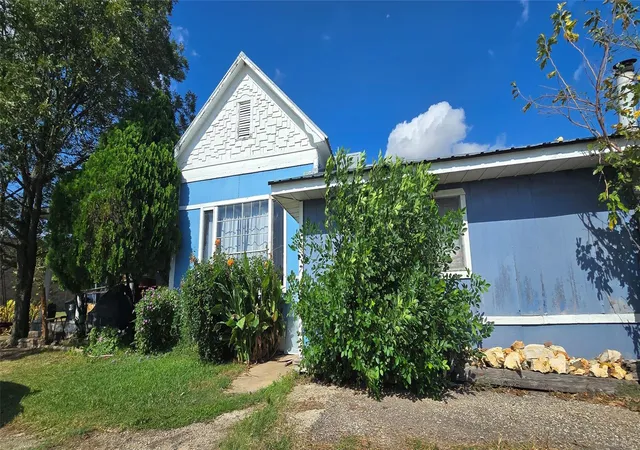 1st image of 807 N Manse Ave, Giddings, TX 78942 | MLS# 91050660