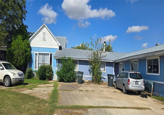 2nd image of 807 N Manse Ave, Giddings, TX 78942 | MLS# 91050660