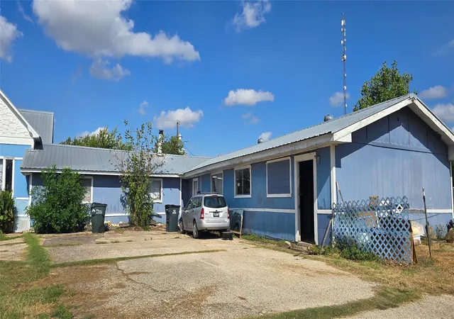3rd image of 807 N Manse Ave, Giddings, TX 78942 | MLS# 91050660