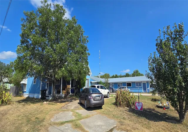 4th image of 807 N Manse Ave, Giddings, TX 78942 | MLS# 91050660