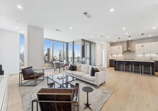 1st image of 1711 Allen Pkwy #2605, Houston, TX 77019 | MLS# 40985047