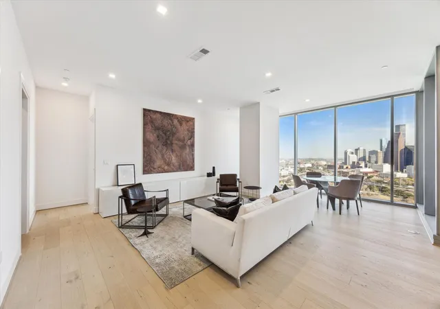 2nd image of 1711 Allen Pkwy #2605, Houston, TX 77019 | MLS# 40985047