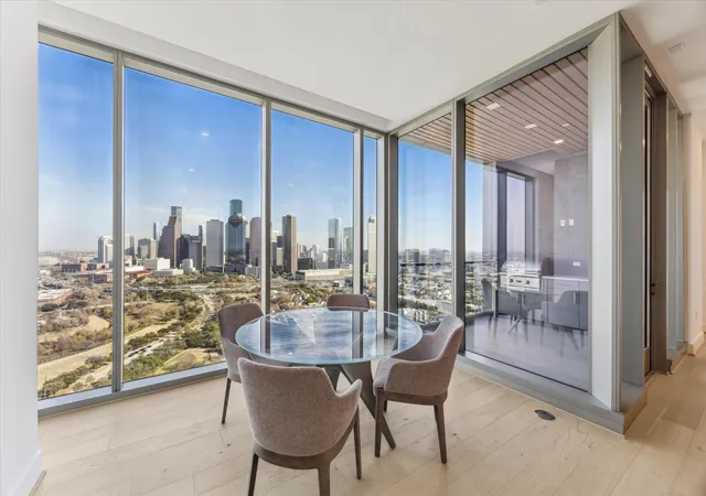 5th image of 1711 Allen Pkwy #2605, Houston, TX 77019 | MLS# 40985047