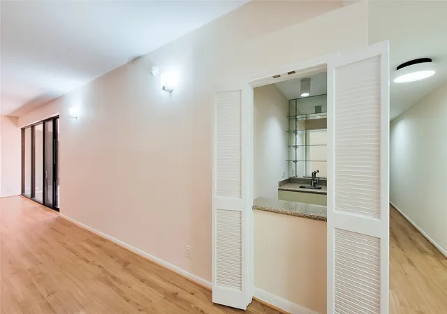Listing Photo 5 - Condo for sale in building located at 9333 Memorial Dr, Houston, TX 77024 - Unit #414