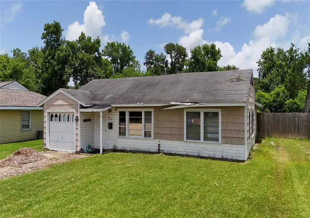 2nd image of 409 Center Wy, Lake Jackson, TX 77566 | MLS# 34958755