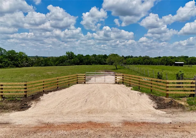 Homes for sale in Weimar, TX | 1048 Muehr Rd, Weimar, TX 78962 | MLS# 75017717