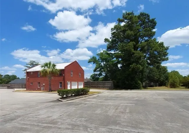 Photo 2 of Single family home for sale at 90 Beach Walk Blvd, Conroe, TX 77304 | MLS# 31083380 | Listing updated on 2026-03-31