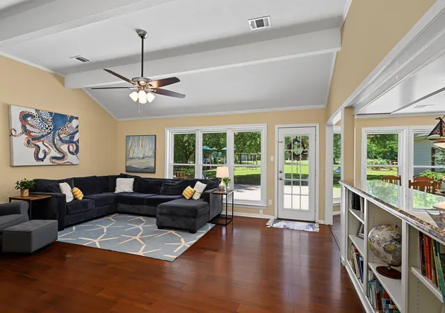 Photo 3 of Single family home for sale at 424 Middleton St, Bacliff, TX 77518 | MLS# 94486645 | Listing updated on 2026-09-28