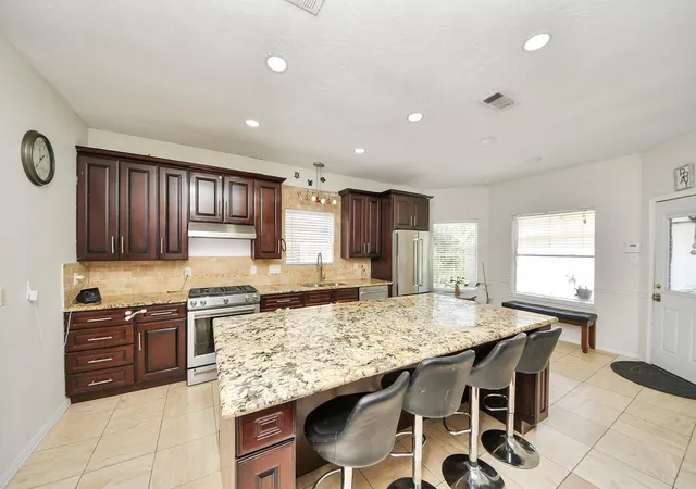 Photo 3 of Single family home for sale at 922 Bayhill Dr, Sugar Land, TX 77479 | MLS# 91134653 | Listing updated on 2026-10-05