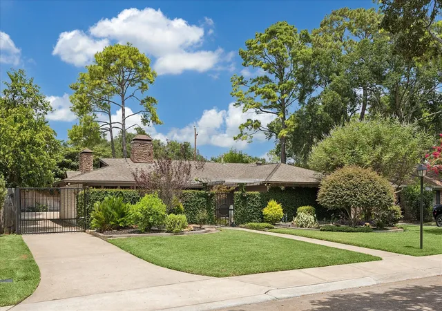 2nd image of 10034 Meadow Lake Ln, Houston, TX 77042 | MLS# 13677255