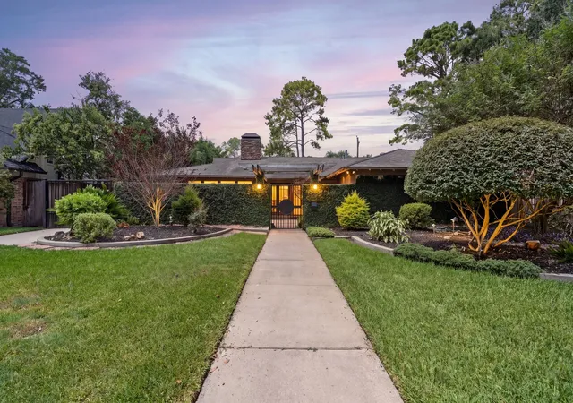 3rd image of 10034 Meadow Lake Ln, Houston, TX 77042 | MLS# 13677255