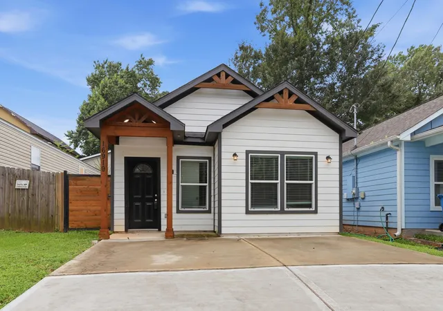 Photo 1 of Single family home for sale at 16919 Balmoral, Montgomery, TX 77316 | MLS# 46835960 | Listing updated on 2026-08-27