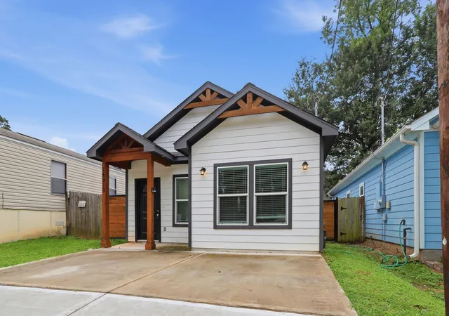 Photo 2 of Single family home for sale at 16919 Balmoral, Montgomery, TX 77316 | MLS# 46835960 | Listing updated on 2026-08-27
