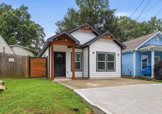 Photo 2 of Single family home for sale at 16919 Balmoral, Montgomery, TX 77316 | MLS# 46835960 | Listing updated on 2026-08-27